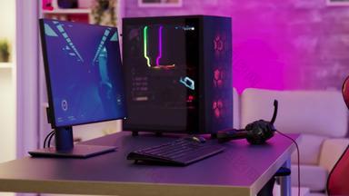 强大的个人电脑游戏玩家房间完整的霓虹灯颜色